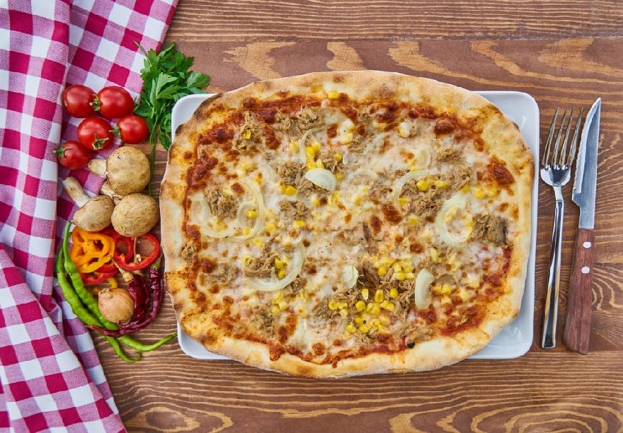 Leckere und frischgebackene knusprige Pizza bei dem italienischen Restaurant La Palma in Bückeburg mit italienisches Essen.